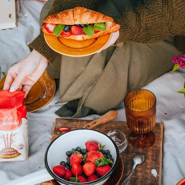 Croissant z musem owocowym i sezonowymi owocami