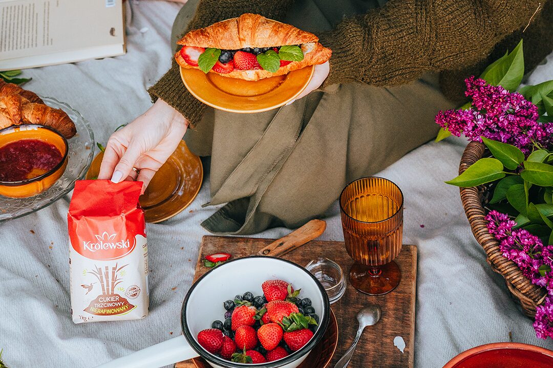 Croissant z musem owocowym i sezonowymi owocami