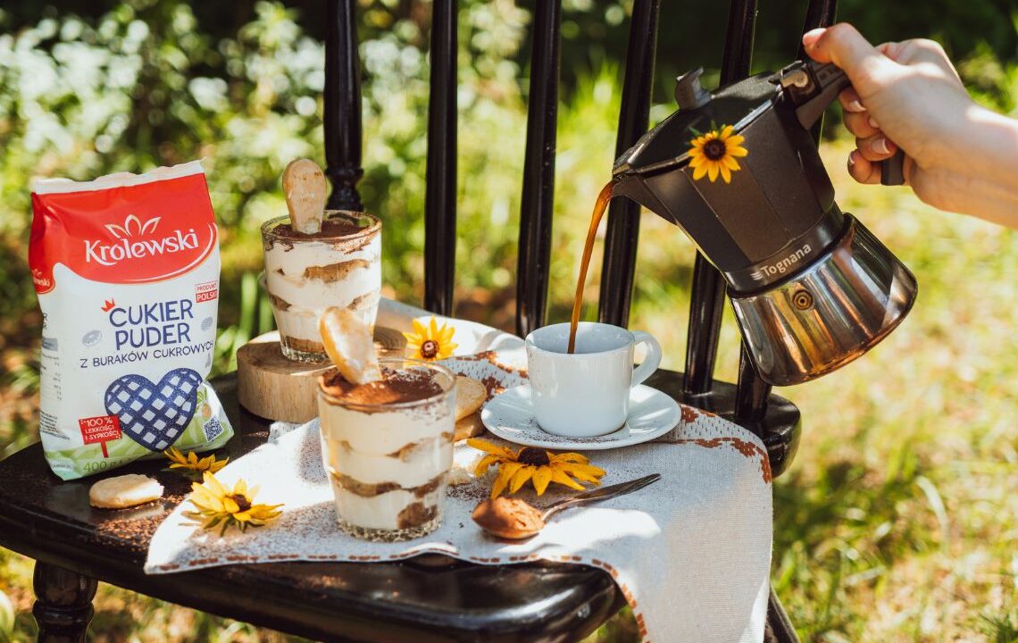 Klasyczne tiramisu z mascarpone na bazie kawy