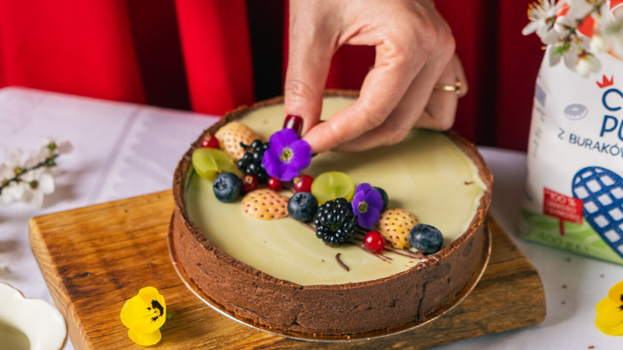 Tarta z kremem matcha i borówkami 