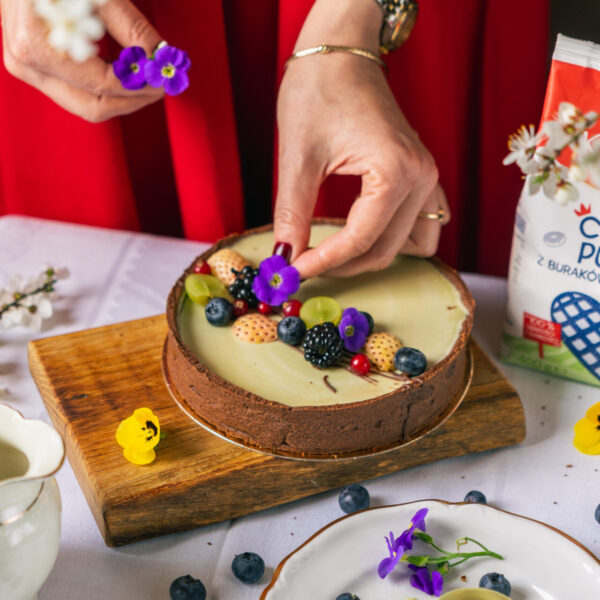 Tarta z kremem matcha i borówkami 