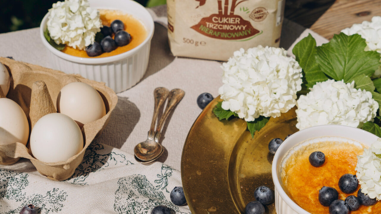 Crème brûlée z sezonowymi owocami