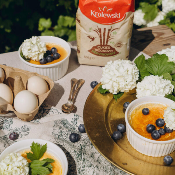 Crème brûlée z sezonowymi owocami