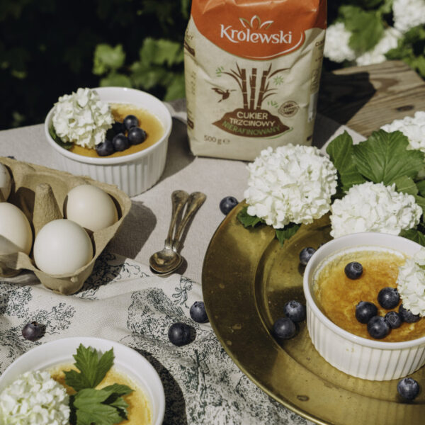 Crème brûlée z sezonowymi owocami