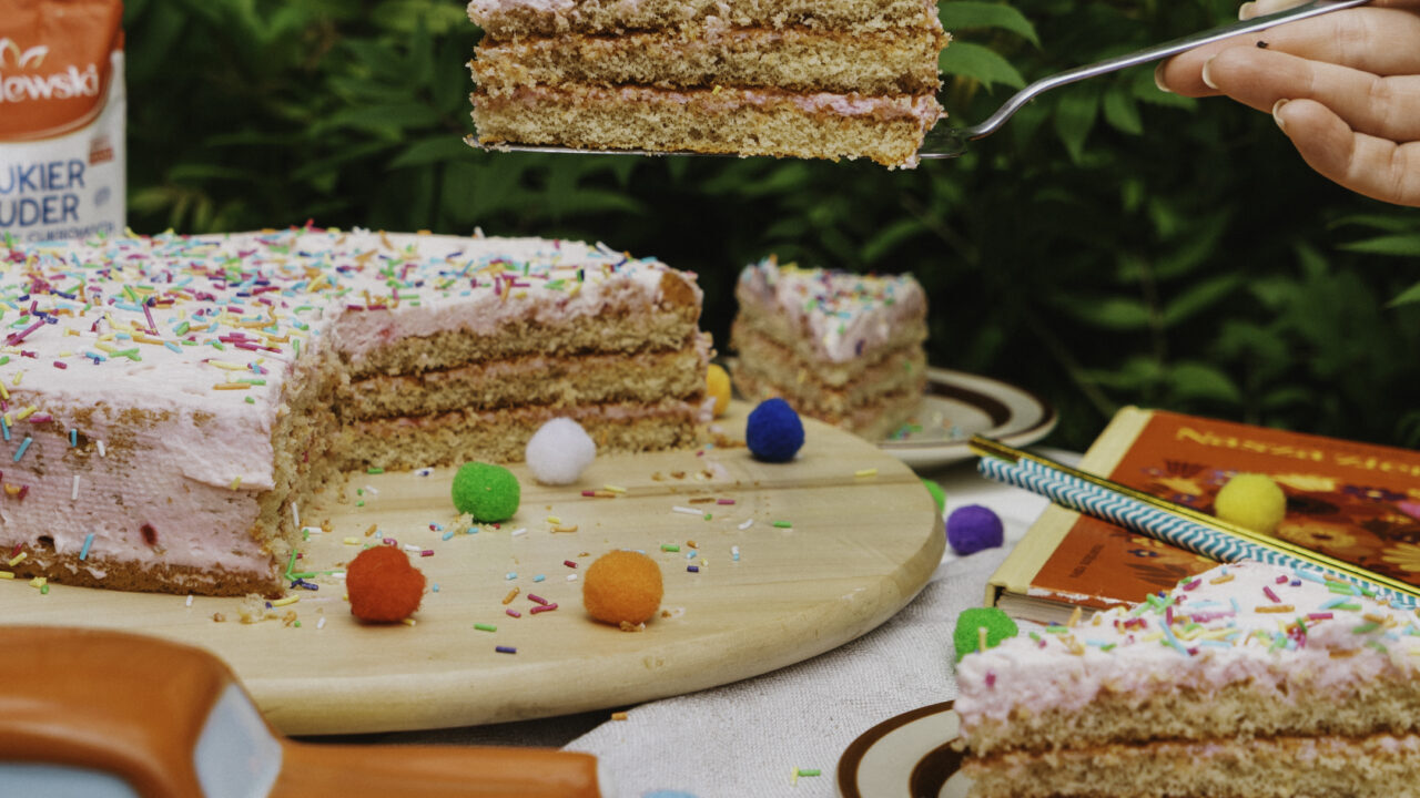 Kolorowy tort confetti z kremem śmietanowym 