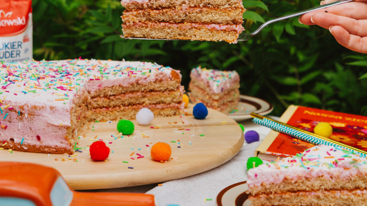 Kolorowy tort confetti z kremem śmietanowym 
