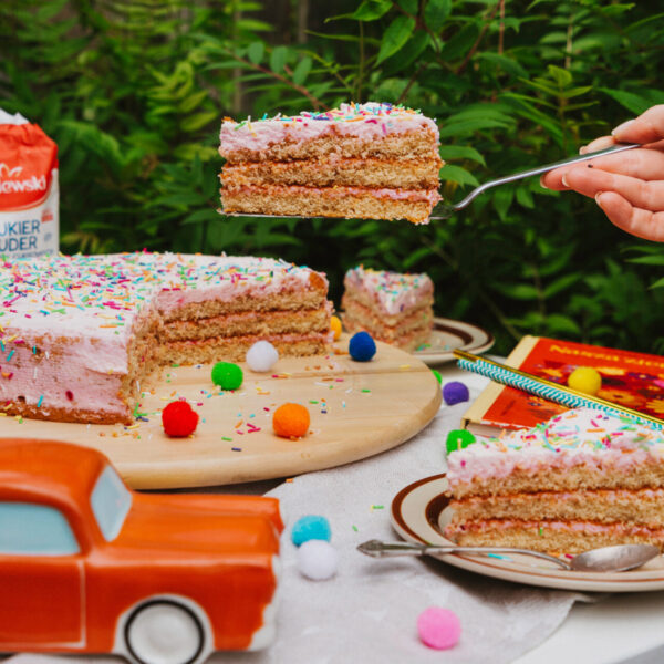 Kolorowy tort confetti z kremem śmietanowym 