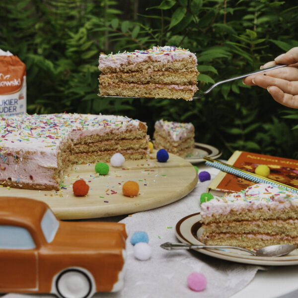 Kolorowy tort confetti z kremem śmietanowym 