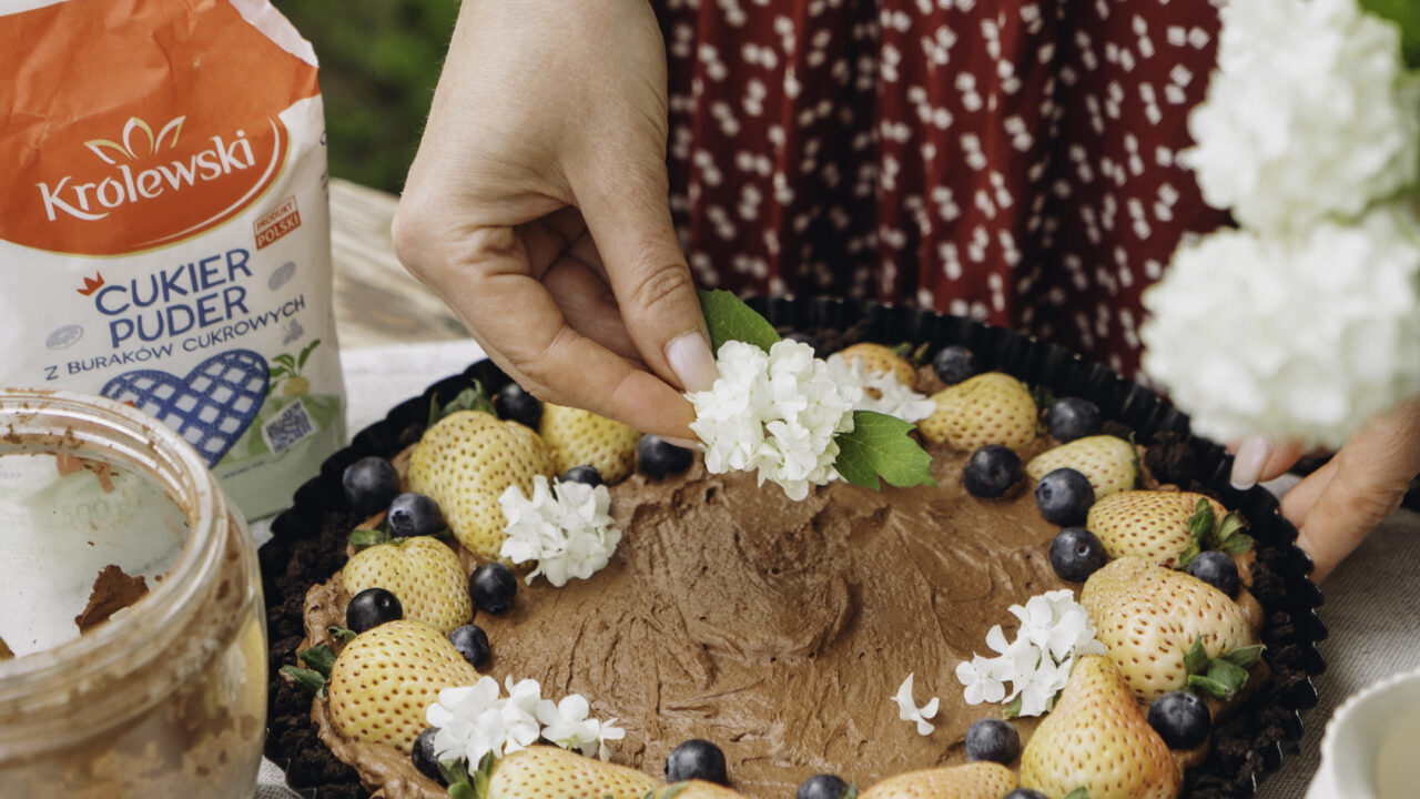 Tarta czekoladowa bez pieczenia z kremem mascarpone i owocami 
