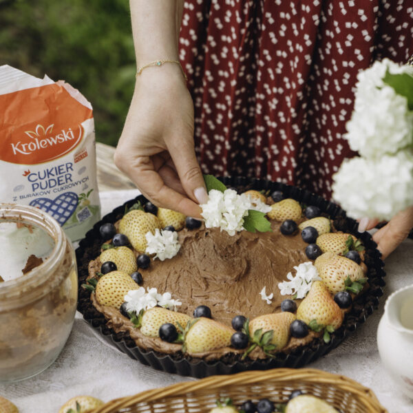 Tarta czekoladowa bez pieczenia z kremem mascarpone i owocami 