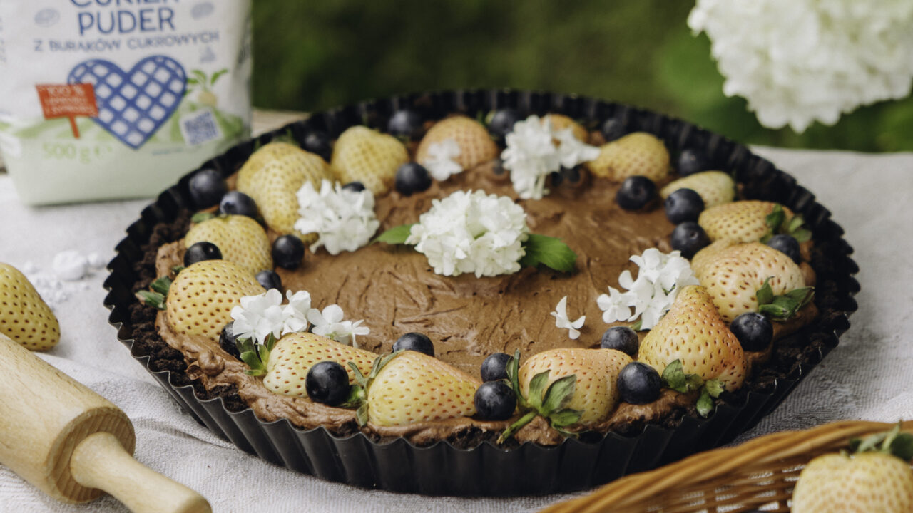 Tarta czekoladowa bez pieczenia z kremem mascarpone i owocami 