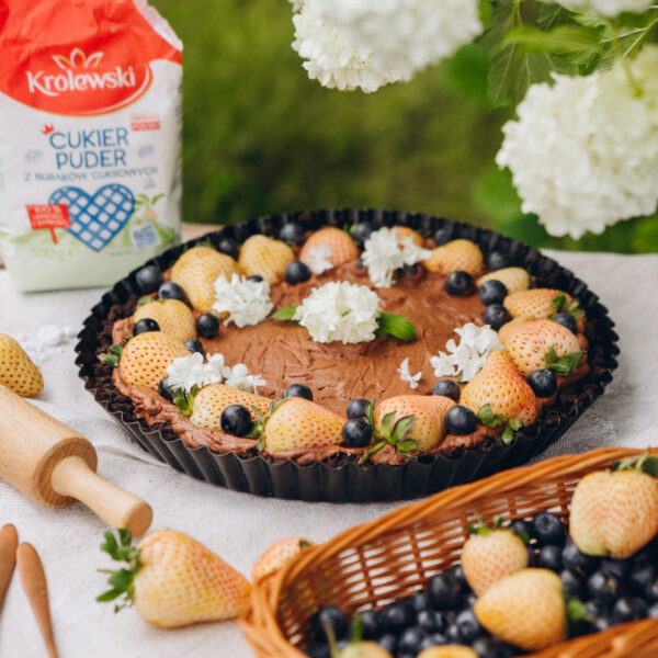 Tarta czekoladowa bez pieczenia z kremem mascarpone i owocami 