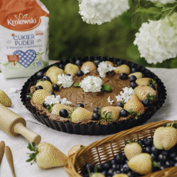 Tarta czekoladowa bez pieczenia z kremem mascarpone i owocami 