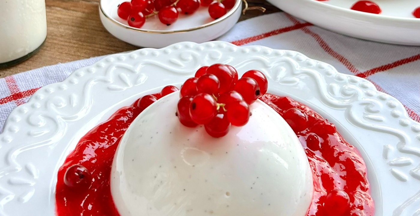 Panna cotta z czerwoną porzeczką
