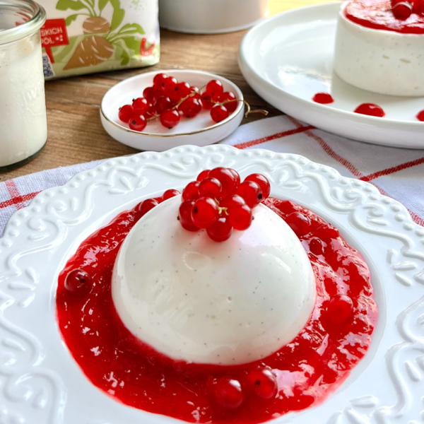 Panna cotta z czerwoną porzeczką