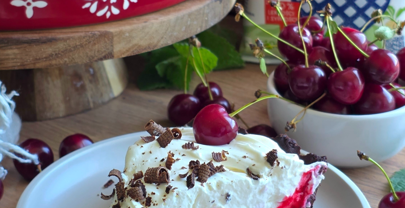 Tarta czekoladowa z frużeliną wiśniową i bitą śmietana