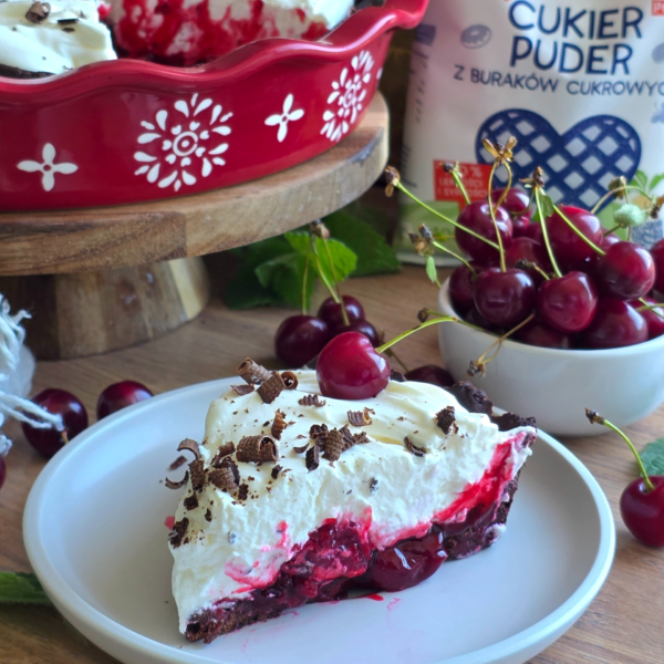 Tarta czekoladowa z frużeliną wiśniową i bitą śmietana