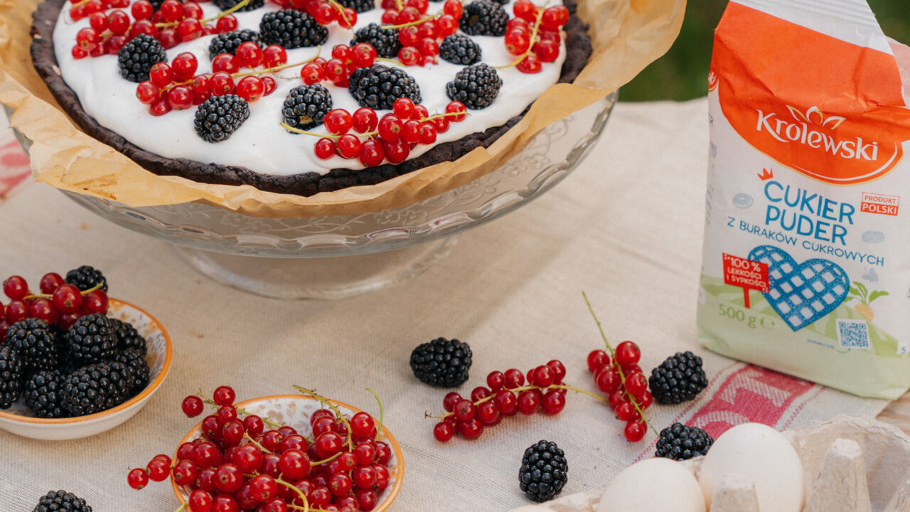 Tarta czarny las z jeżynami i porzeczkami 
