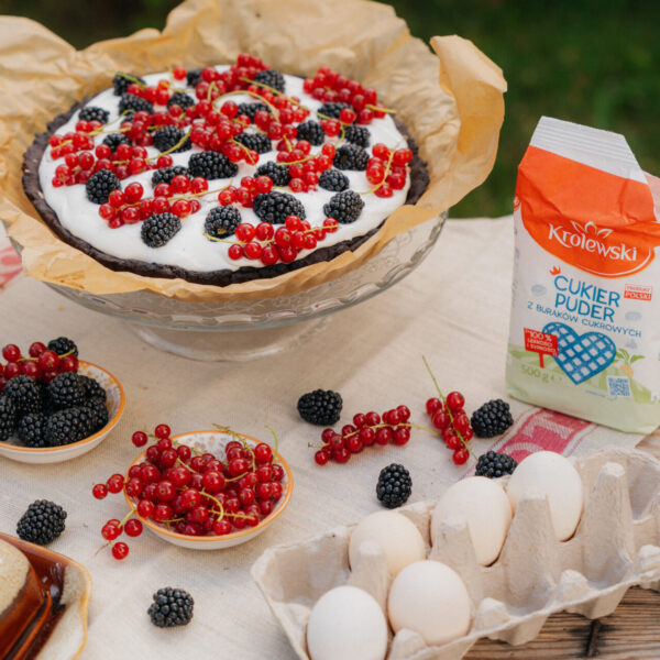 Tarta czarny las z jeżynami i porzeczkami 
