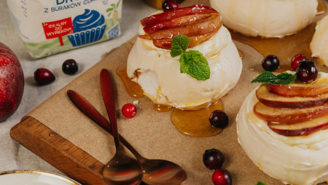 Mini Pavlove z mascarpone i karmelizowanymi jabłkami