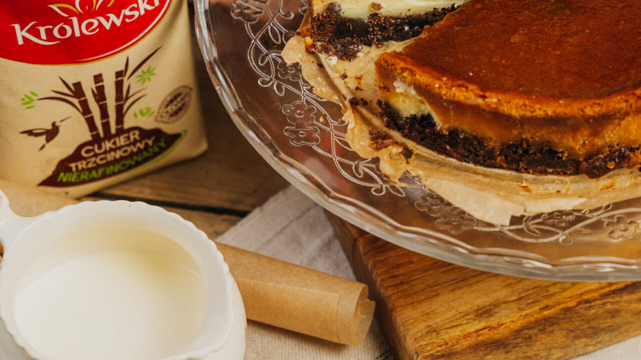 Sernik z białą czekoladą i karmelem