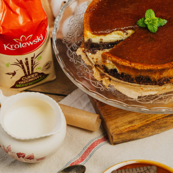 Sernik z białą czekoladą i karmelem