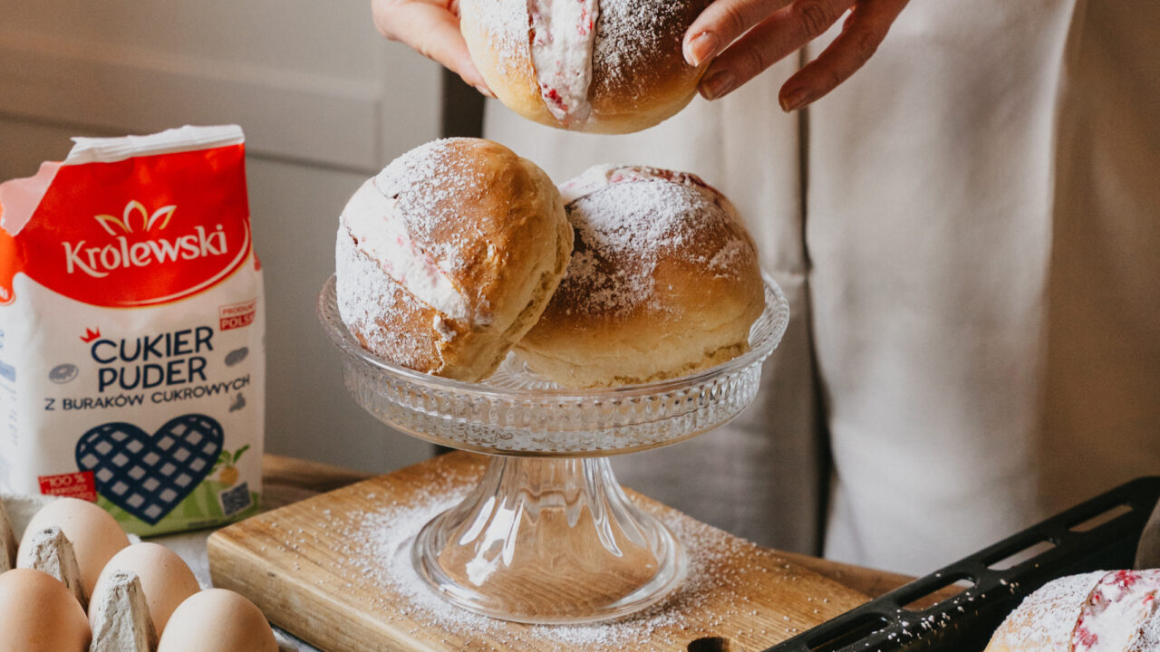 Maritozzi z bitą śmietaną i malinami