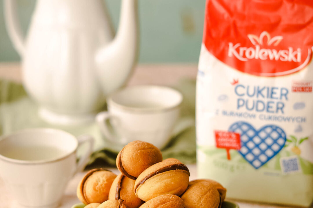 Kruche ciasteczka z czekoladowo-orzechowym kremem