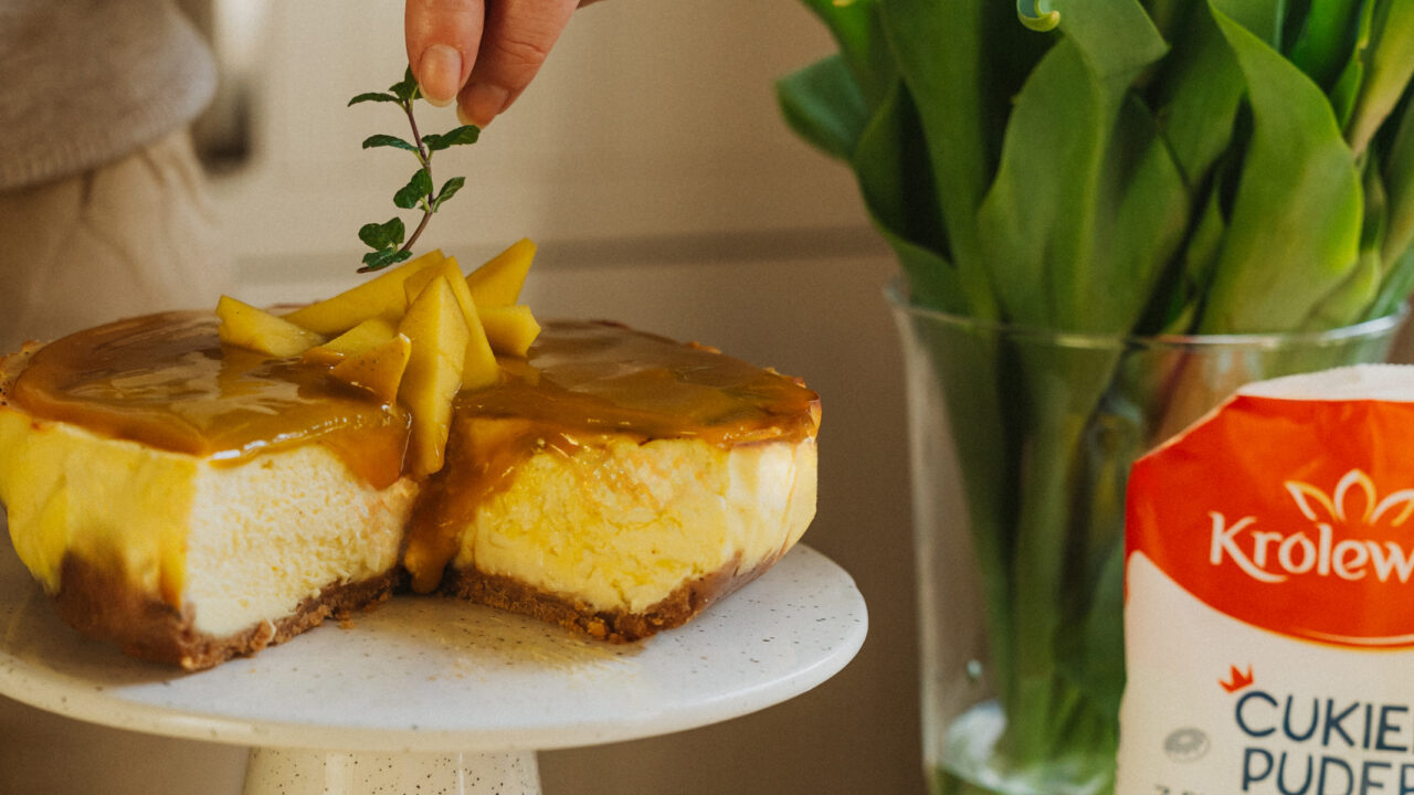 Sernik baskijski z&nbsp;nutą cytryny i&nbsp;polewą mango