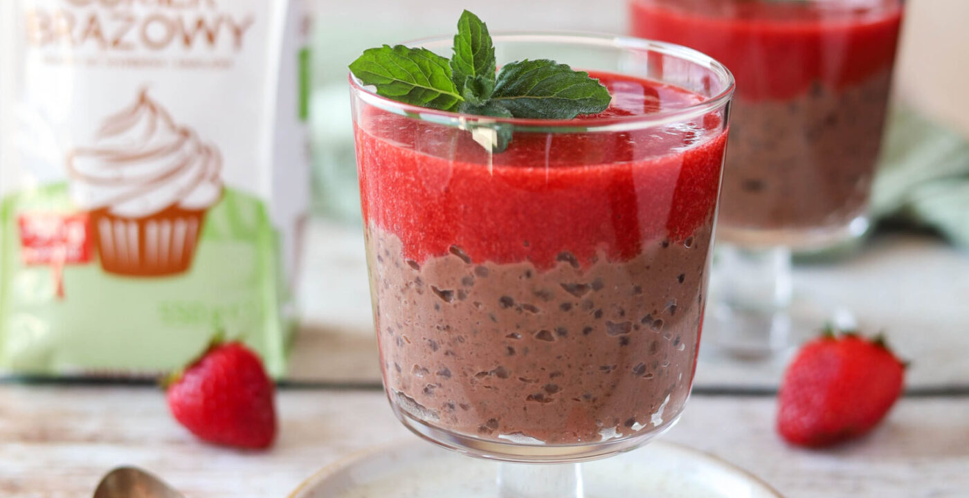Kakaowy pudding z&nbsp;tapioki z&nbsp;truskawkami