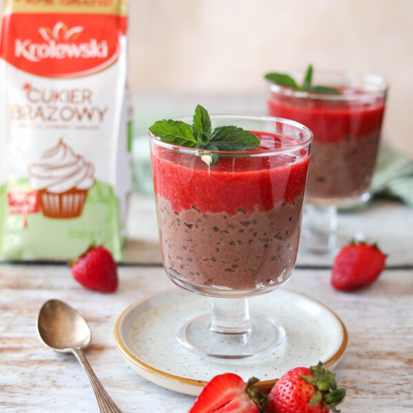 Kakaowy pudding z&nbsp;tapioki z&nbsp;truskawkami