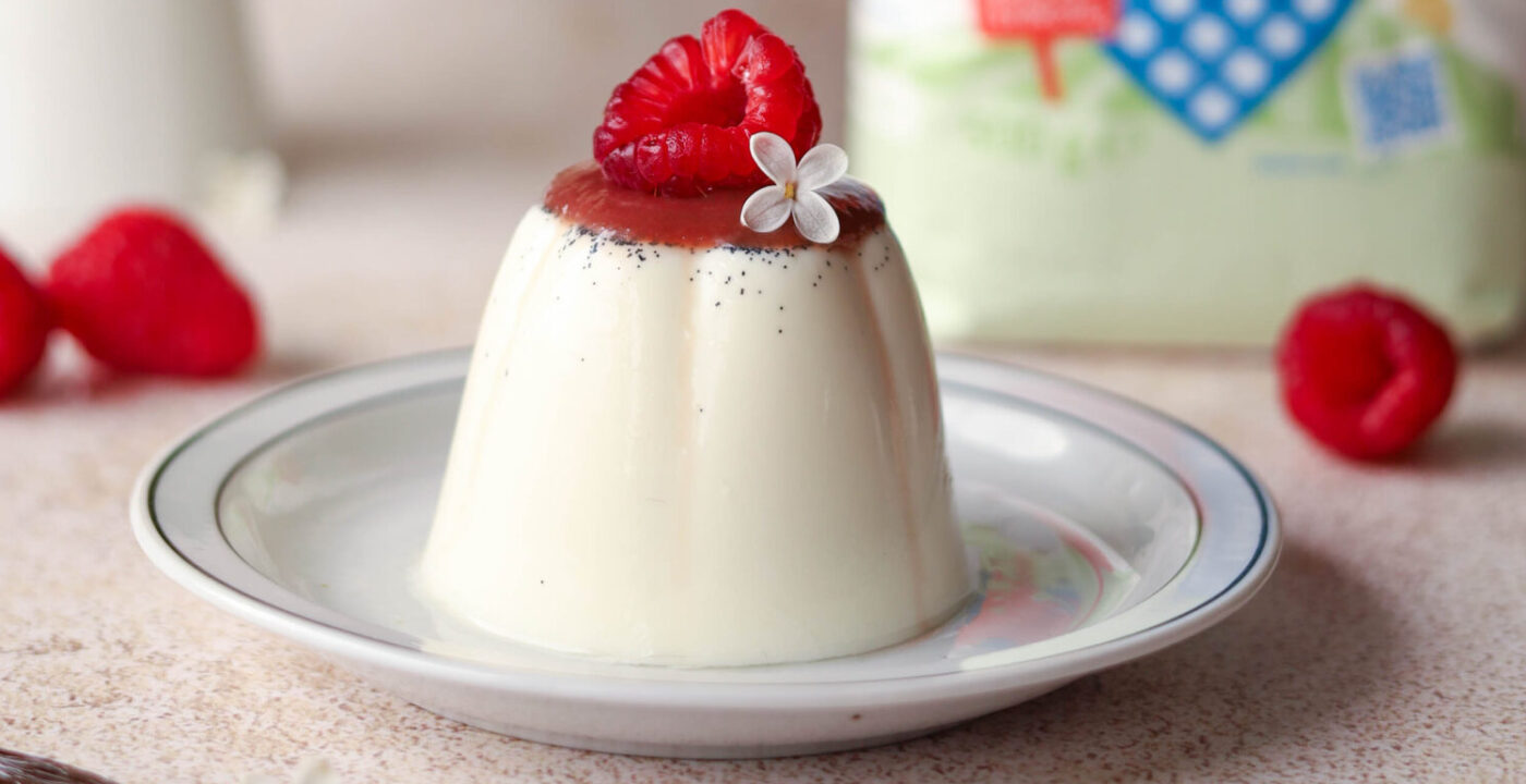 Waniliowa panna cotta z&nbsp;sosem malinowym