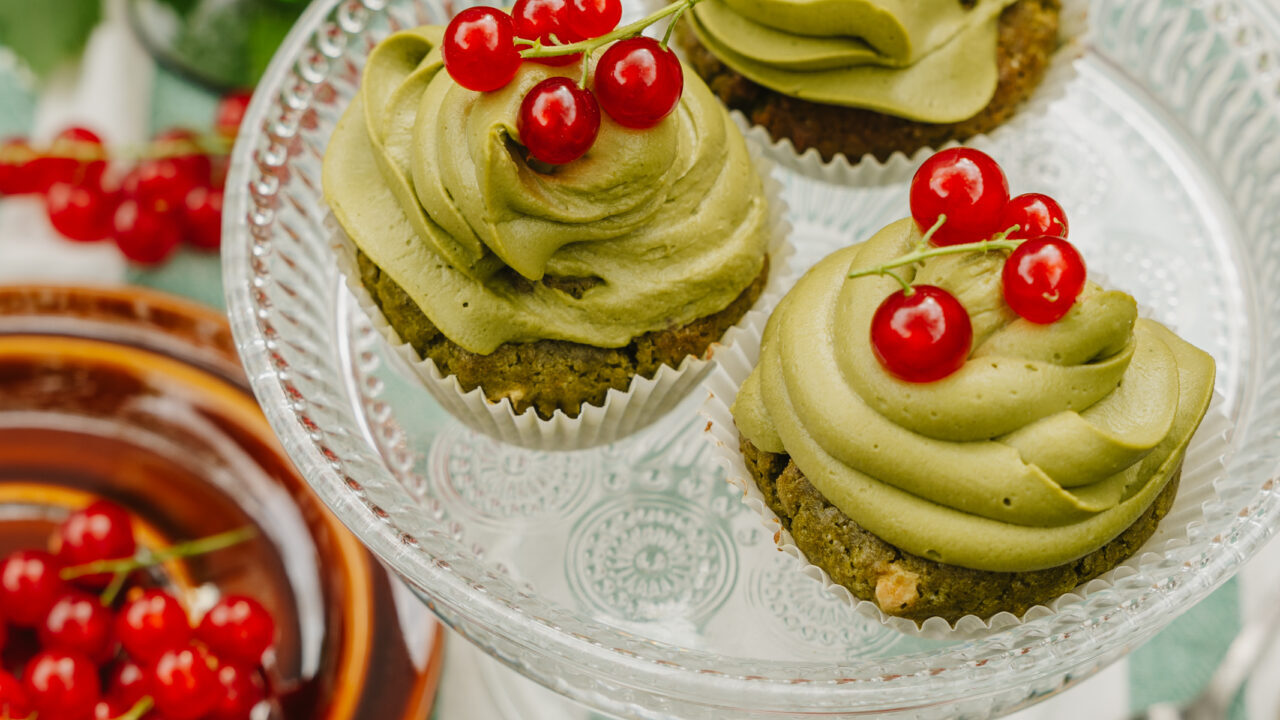 Muffiny matcha z kremem mascarpone i porzeczkami