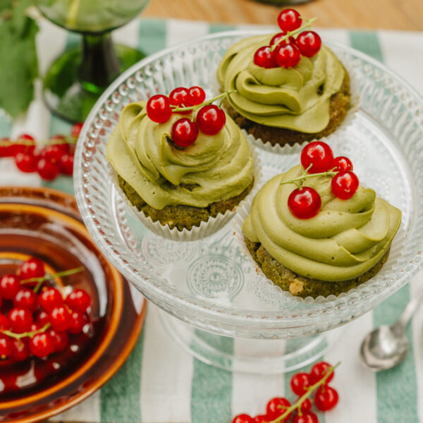 Muffiny matcha z&nbsp;kremem mascarpone i&nbsp;porzeczkami